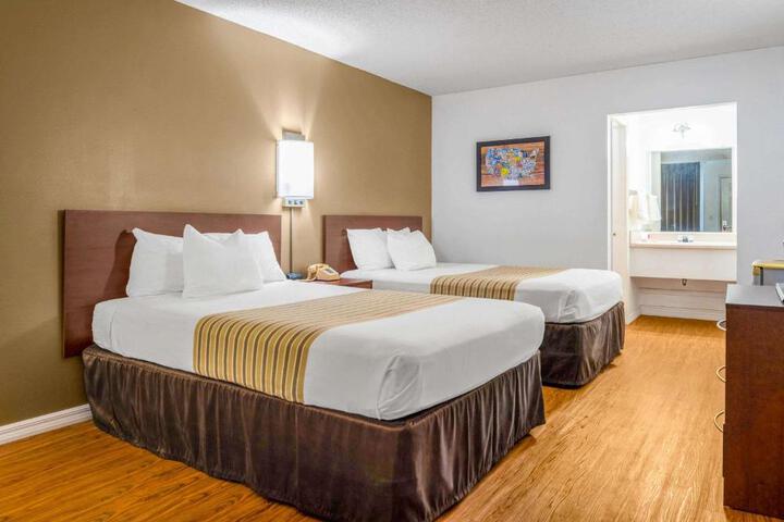 2 Double Beds (3 of 8)