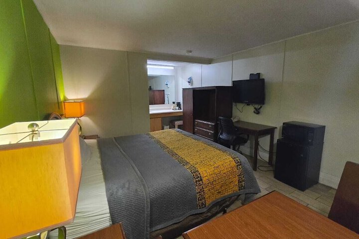 1 King Bed (4 of 6)