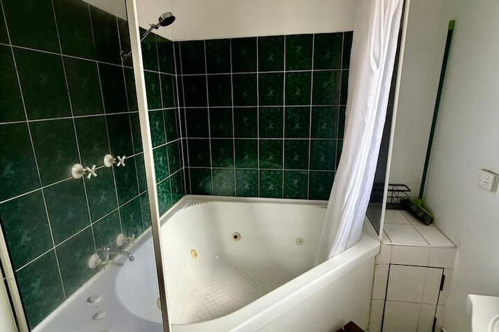 Room 16 of 28