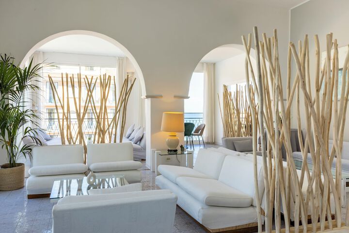 Lounge 46 of 65