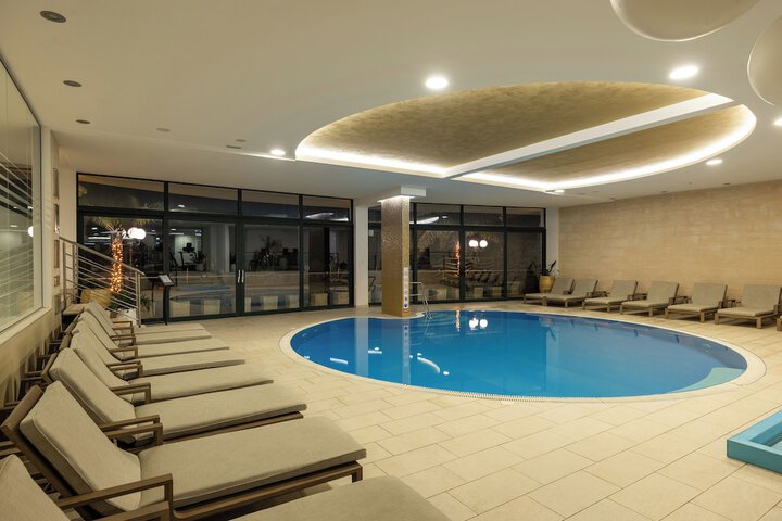 Pool 33 of 103