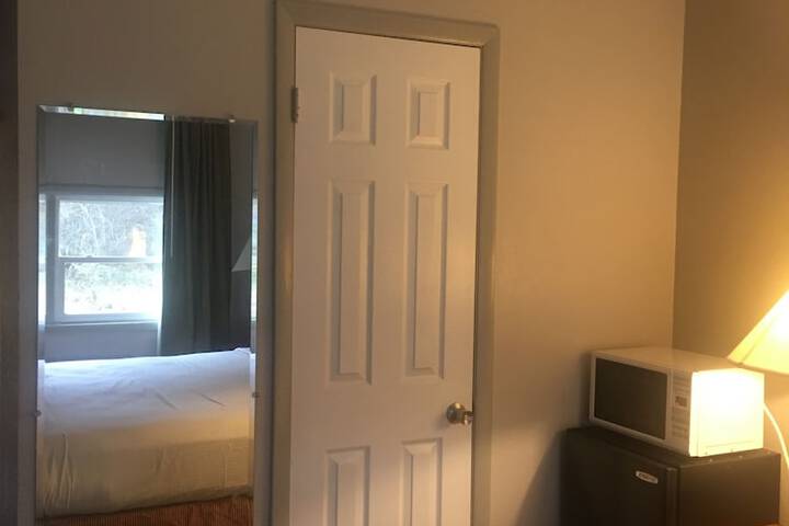 1 King Bed (6 of 18)