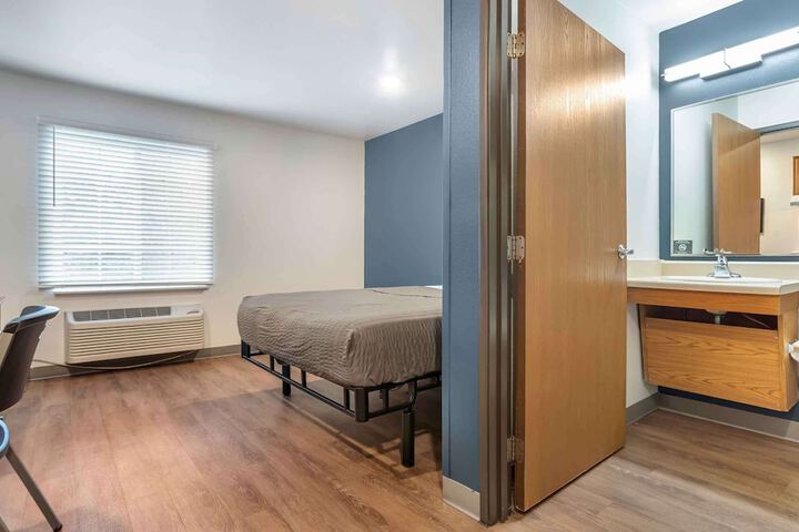 Standard Studio 1 Queen Bed (6 of 12)