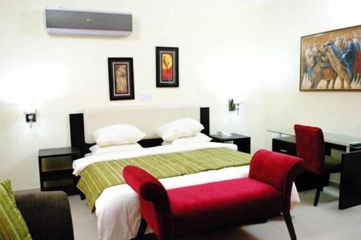 Room 10 of 14