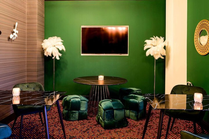 Lounge 111 of 146