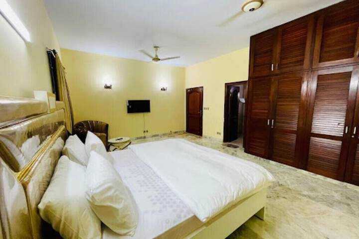 Room 5 of 12