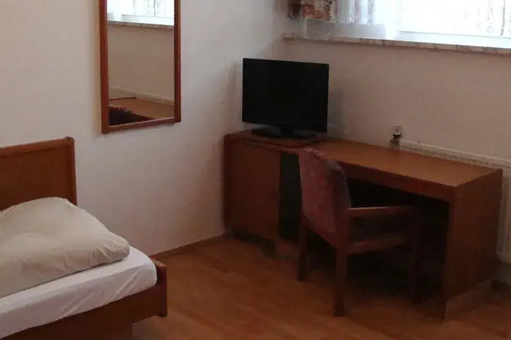 Room 7 of 10