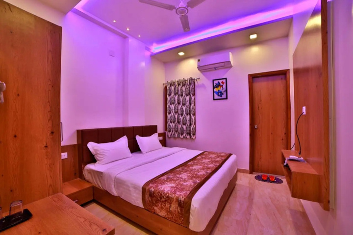 Room 3 of 34