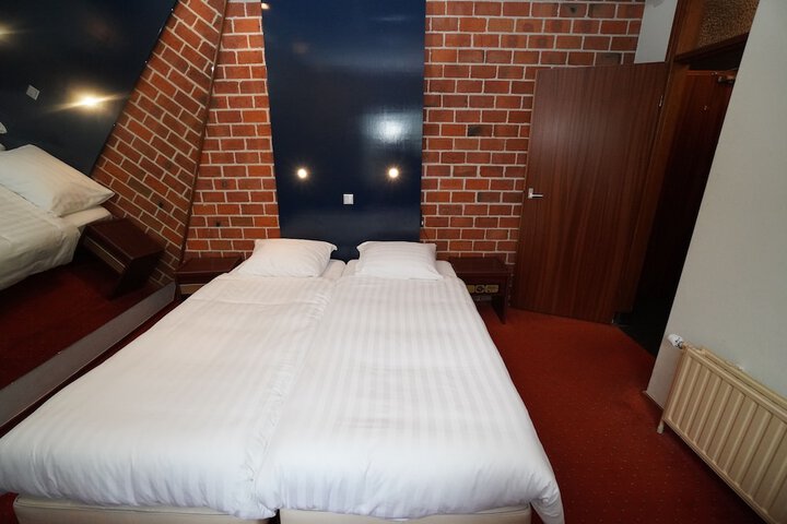 Room 14 of 65