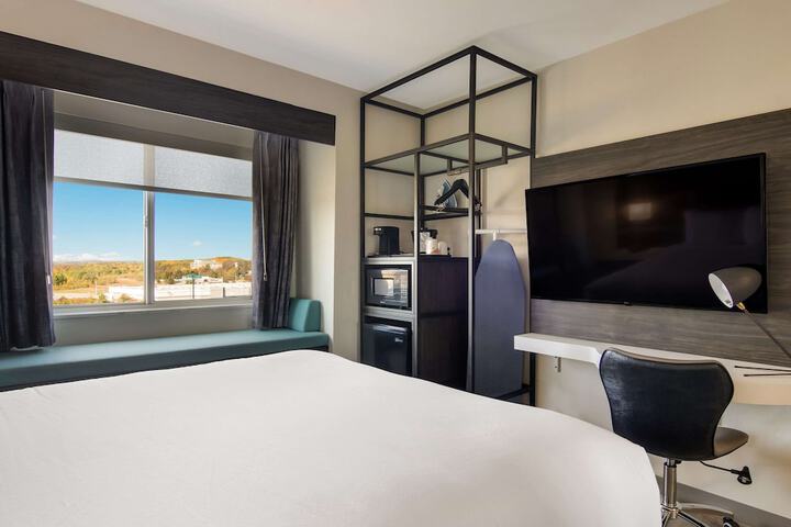 1 Queen Bed (6 of 16)