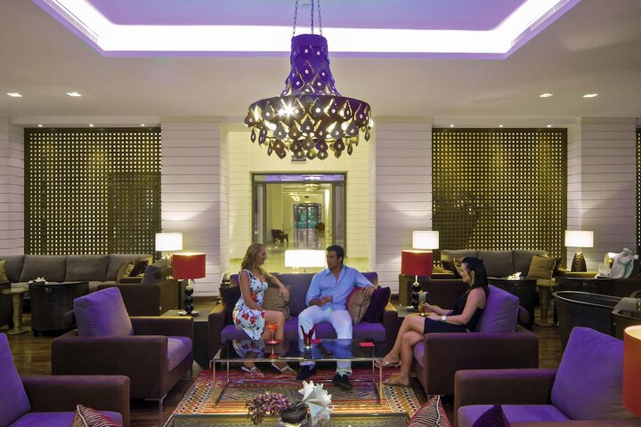 Lounge 141 of 195