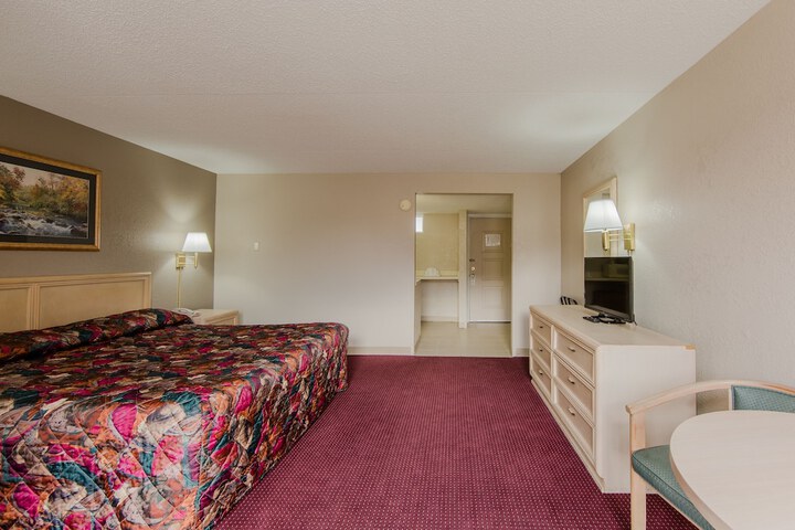 Deluxe King Bed (7 of 10)