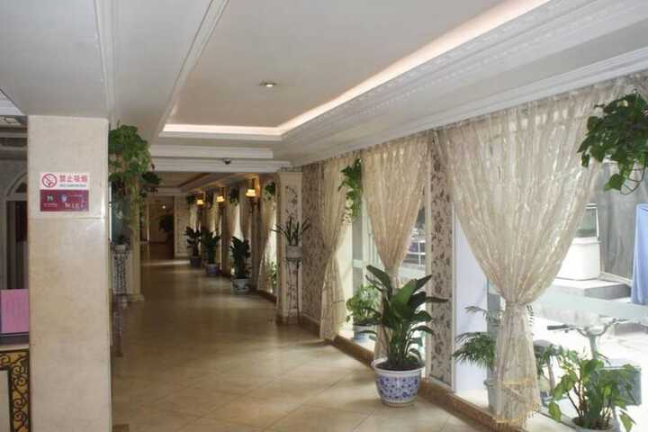 Ballroom/Hall 18 of 18