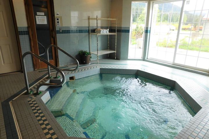 Indoor spa tub