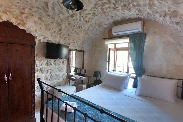 Room 6 of 20