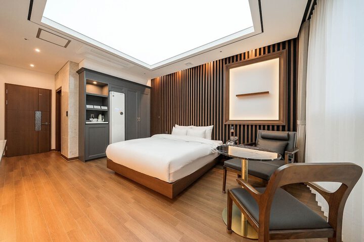 Room 10 of 77