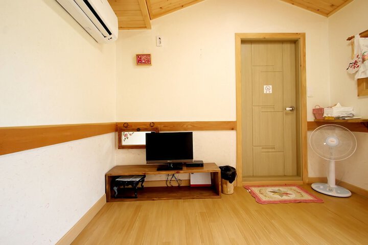 Room 28 of 76