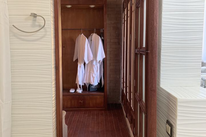 Room 21 of 230