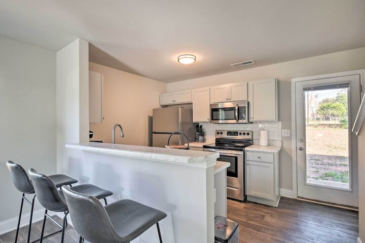 Greer Getaway w / Smart TV 1 Mi to Dtwn!