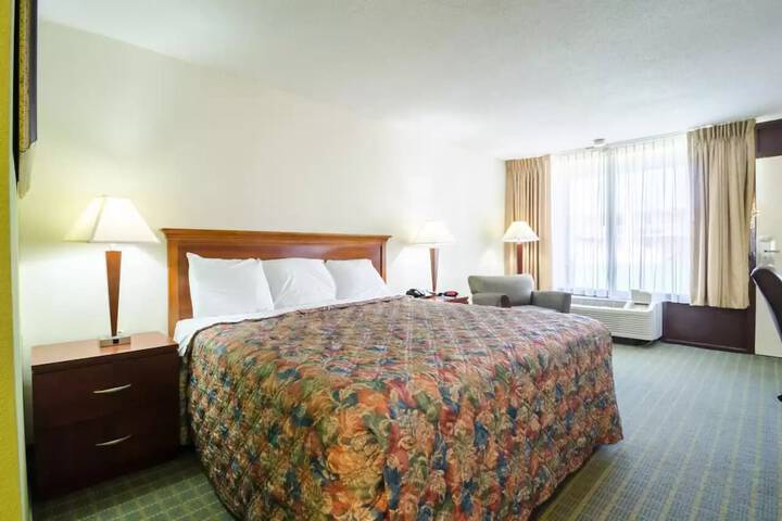 1 King Bed (12 of 14)