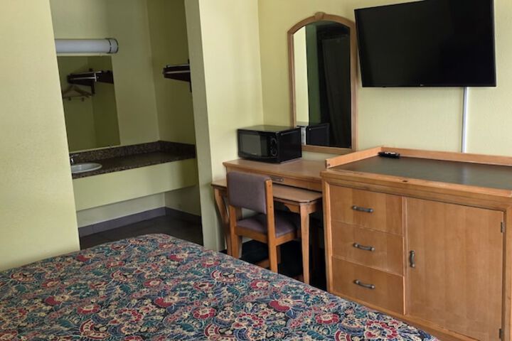 Room 9 of 25