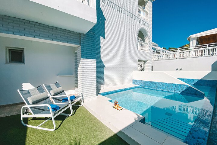 Hotel with Pool