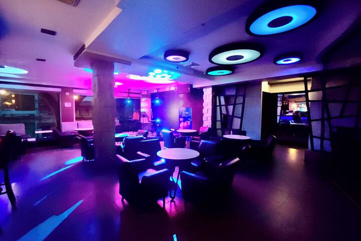 Lounge 20 of 29