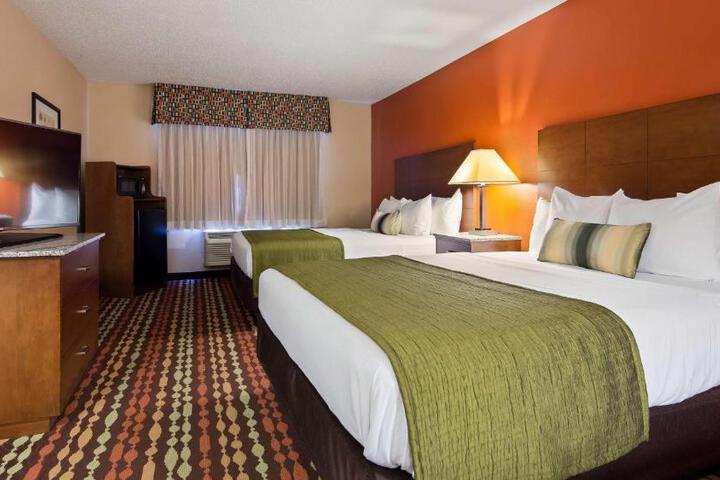 2 Queen Beds High Speed Internet Accessible Refrigerator, Coffee Maker Iron and Ironing Board Hairdryer Continental Breakfast (21 of 25)