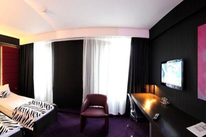 Room 8 of 49