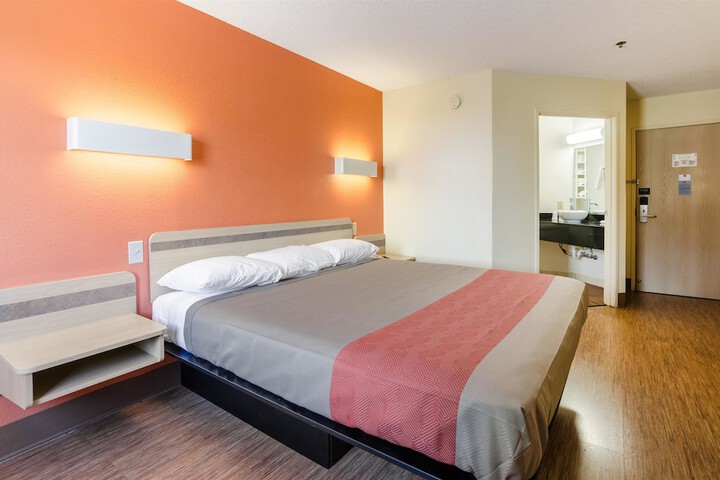 1 King Bed (2 of 14)
