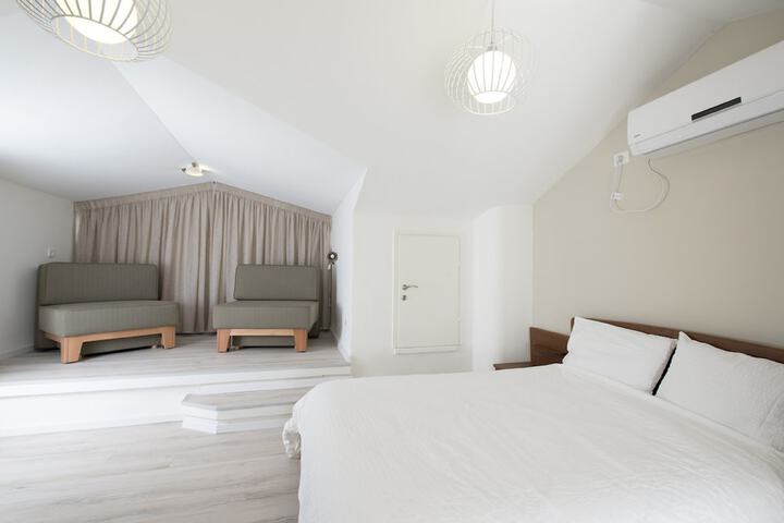 Room 5 of 18