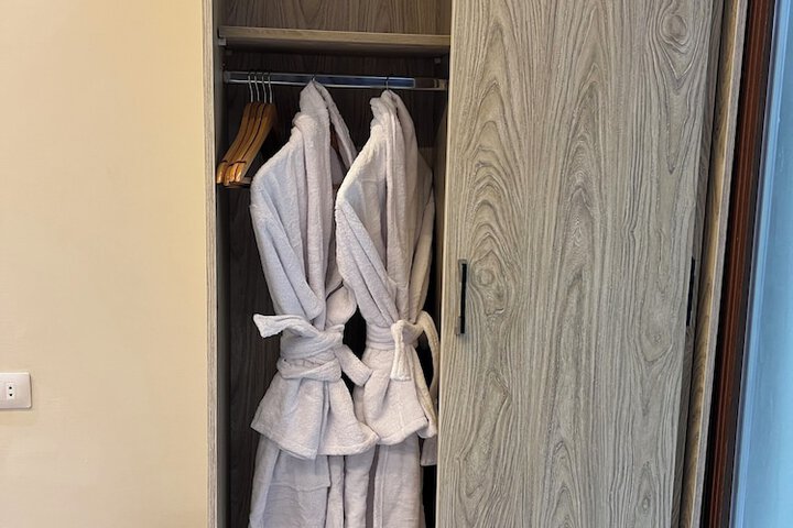 Room 4 of 27
