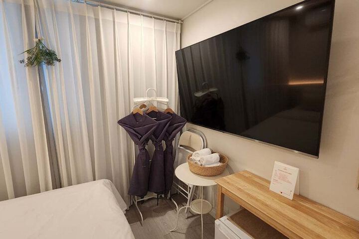 Room 4 of 27