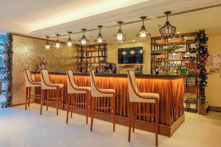 Lounge 118 of 128