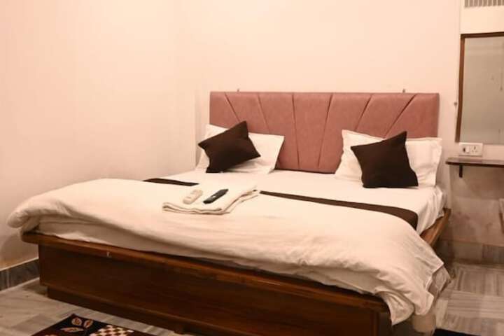 Room 4 of 13