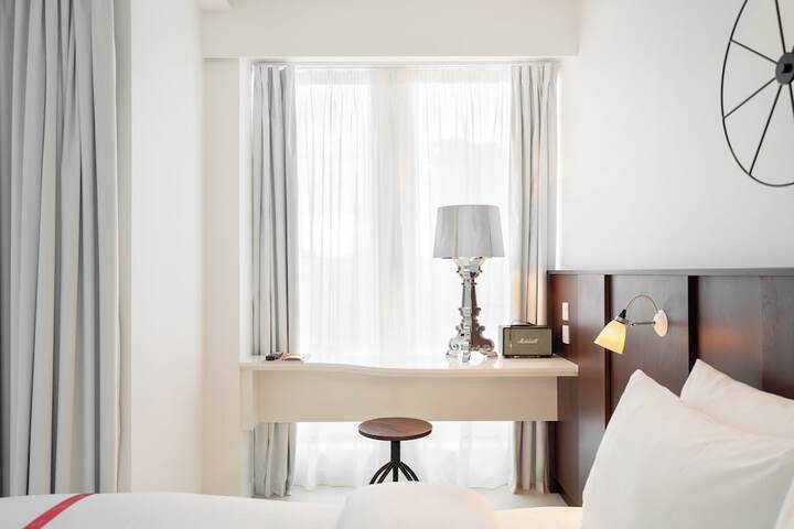 Room 9 of 65