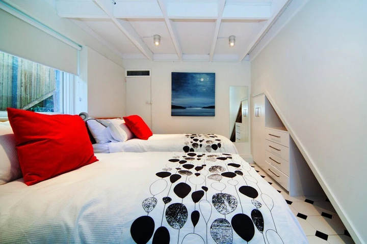 Room 6 of 13