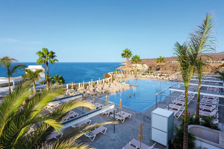Hotel Pool