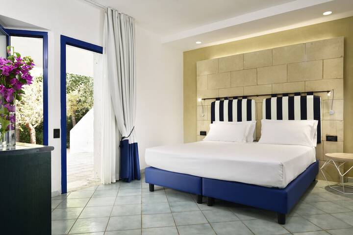 Room 3 of 48