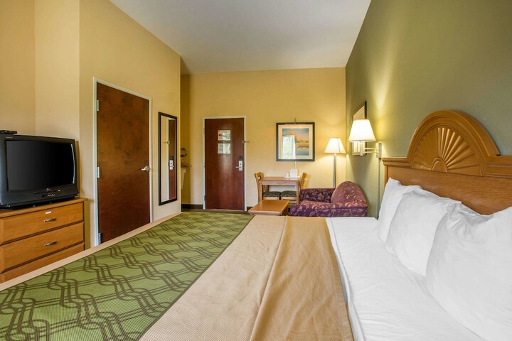 1 King Bed Accessible (5 of 5)