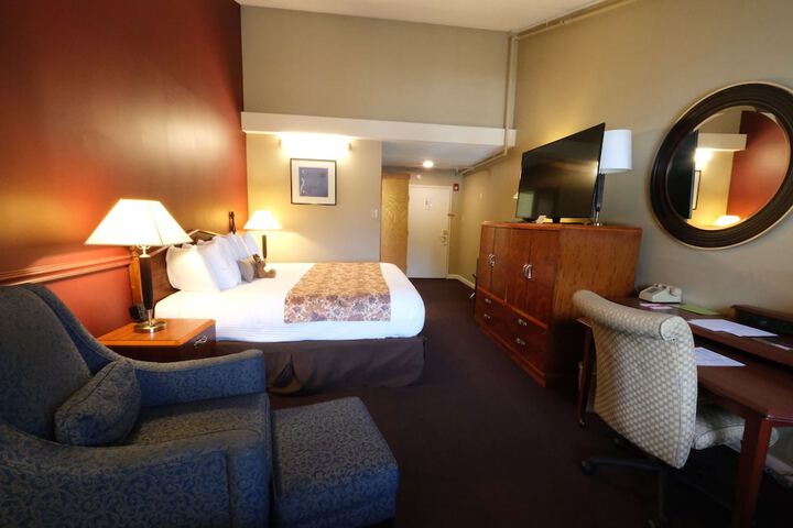 1 King Bed (2 of 10)