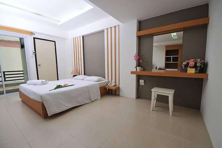 Room 25 of 40