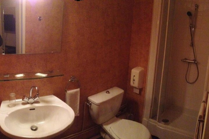 Room 27 of 40