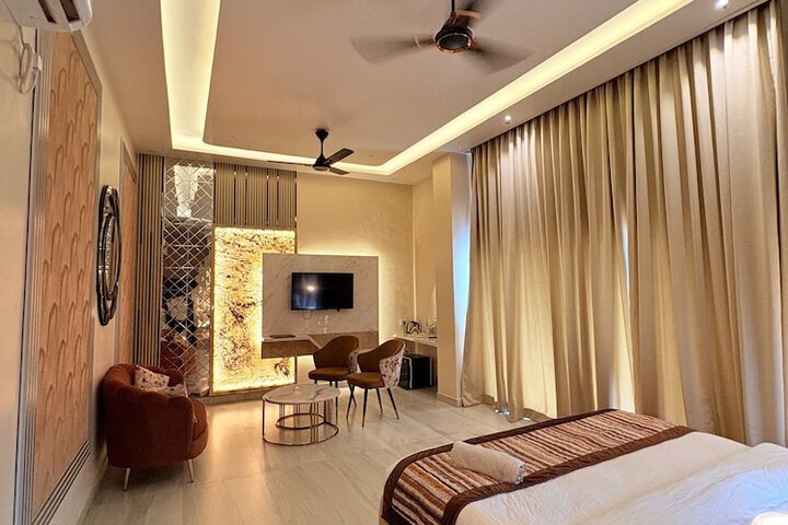 Room 9 of 33