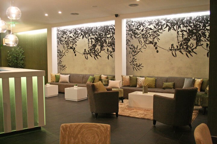 Lounge 38 of 49