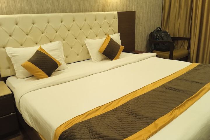 Room 11 of 16
