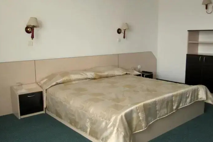 Room 6 of 18