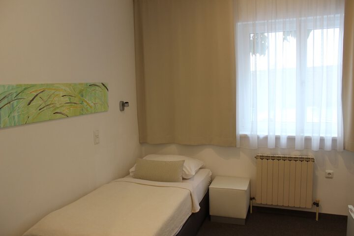 Room 6 of 32