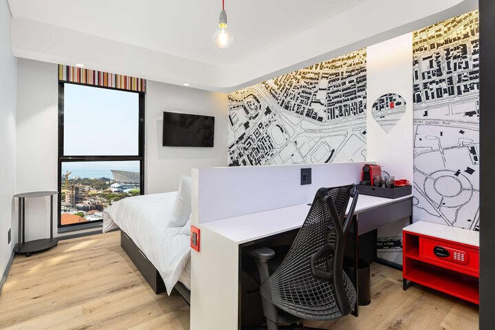 Room 16 of 165