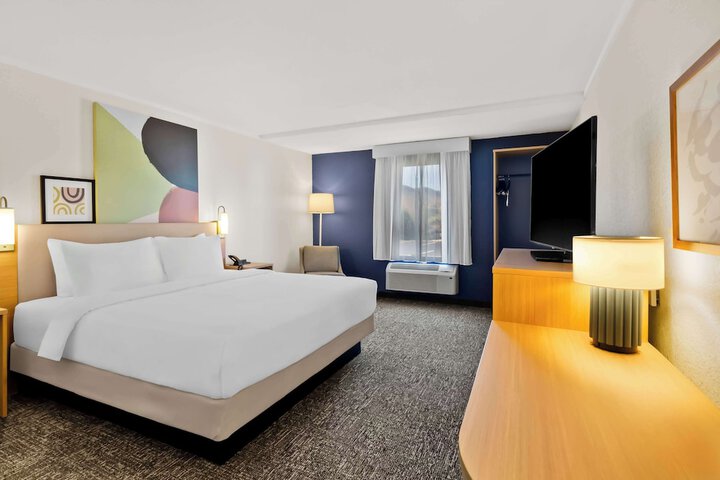 1 King Bed (3 of 10)
